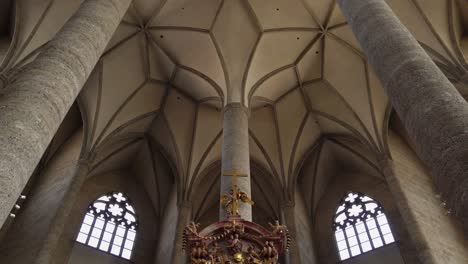 Beautiful-Ceiling,-Stone-Columns-and-Wooden-Chappel-of-Franciscan-Church