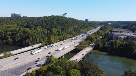 Drone-shot-of-Interstate-285-and-the-Chattahoochee-River-in-Vinings,-Georgia