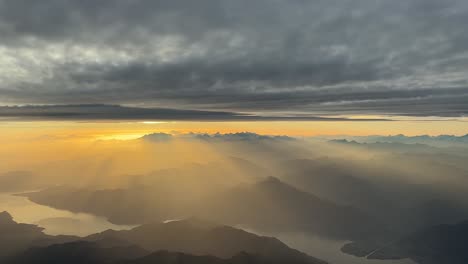 Fantastischer-Sonnenuntergang-über-Den-Italienischen-Alpen,-Aufgenommen-Aus-Einem-Jet-Cockpit-Beim-Flug-In-9000-M-Höhe