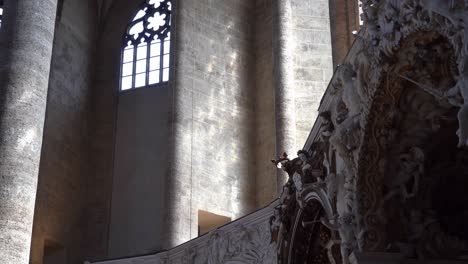 Die-Sonne-Wirft-Strahlen-Auf-Die-Steinmauer-Der-Franziskanerkirche