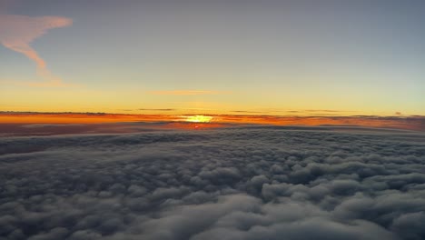 Fantastischer-Sonnenuntergang,-Gesehen-Vom-Piloten-Eines-Jets,-Der-In-9000-M-Höhe-über-Einer-Wolkenschicht-Fliegt