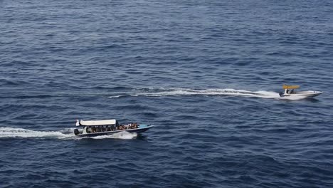 Touristenboote-Fahren-Auf-Den-Gewässern-Von-Angel-Billabong-In-Nusa-Penida,-Bali,-Indonesien