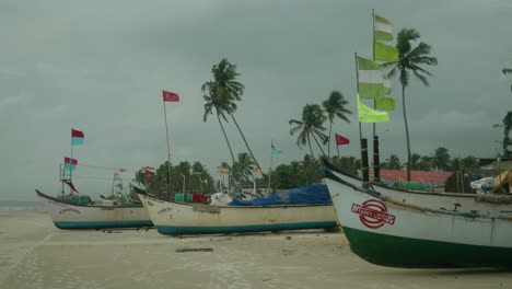 Ein-Paar-Asiatische-Fischerboote-Sind-Gestrandet,-Während-Der-Wind-Vorbeiweht