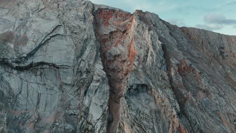 Atemberaubende-Nahaufnahme-Einer-Bergwand-In-Pederü,-Südtirol,-Die-Einzigartige-Felsformationen-Unter-Einem-Blauen-Himmel-Zeigt