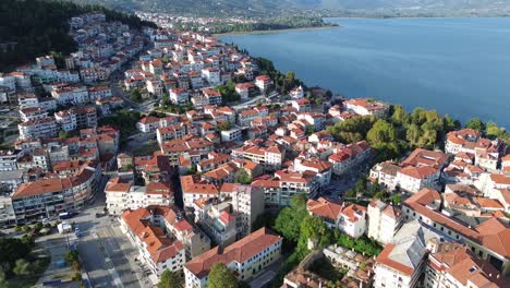 Atemberaubender-Drohnenflug-über-Den-Orestiada-See,-Kastoria-–-Griechenland,-Mazedonien