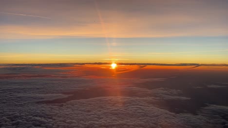 Fantastische-Sonnenuntergangsaufnahme-Aus-Einem-Flugzeug-Bei-Einem-Echten-Flug-In-10.000-M-Höhe