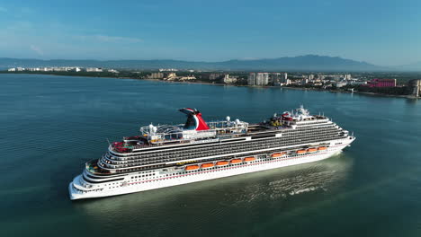 Luftaufnahme,-Die-Das-Kreuzfahrtschiff-„Carnival-Panorama“-Umkreist,-Das-Im-Sonnigen-Mexiko-Ankommt