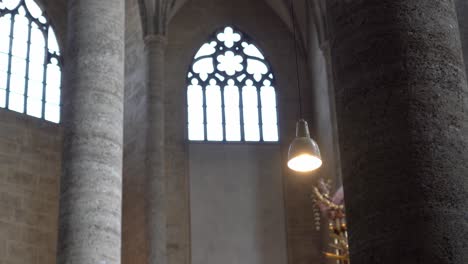 Lichtlampe-Hängt-In-Der-Nähe-Der-Steinsäule-Der-Franziskanerkirche