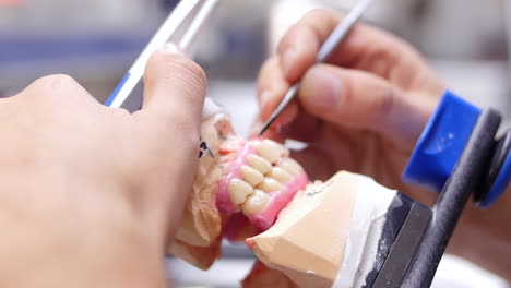 Ein-Zahnarzt,-Der-Eine-Zahnprothese-Herstellt