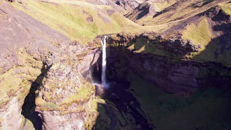 Luftaufnahme:-Der-Kvernufoss-Kaskadenwasserfall-Befindet-Sich-In-Einer-Versteckten-Nische,-Von-Der-Aus-Man-Hinter-Den-Wasserfall-Gehen-Kann
