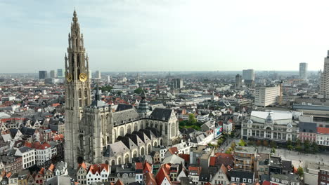 Drohne-Umkreist-Aufnahme-Der-Römisch-katholischen-Liebfrauenkathedrale-In-Der-Stadt-Antwerpen-An-Einem-Sonnigen-Tag