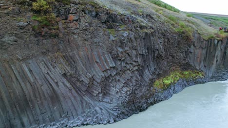 Luftaufnahme:-Kreis,-Detaillierte-Aufnahme-Der-Schlucht-Des-Flusses-Studlagil-Mit-Basaltsäulen-Im-Nordosten-Islands