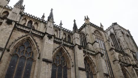 Langsame-Schwenkaufnahme-Der-Wunderschönen-York-Minster-Cathedral-Bei-Bewölktem-Himmel