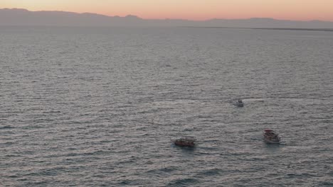 Leuchtender-Sonnenuntergangshorizont-über-Einer-Gruppe-Kleiner-Boote,-Die-Gemeinsam-Auf-Dem-Mittelmeer-Segeln