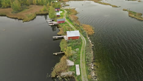 Una-Isla-Con-Pequeñas-Casas-Rojas-De-Pescadores-En-El-Lago-En-Finlandia,-Europa