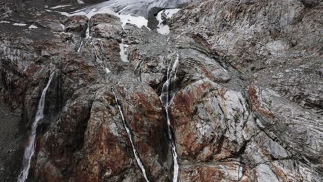 Beeindruckender-Panoramablick-Auf-Den-Gletscher-Und-Die-Vielen-Wasserfälle,-Die-Die-Bergwände-Von-Fellaria-In-Valmalenco,-Italien,-Herabstürzen