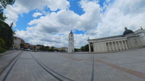 Toma-En-Cámara-Lenta-De-Gran-Angular-Extremo-Del-Campanario-Y-La-Catedral-De-Vilnius