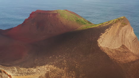 Filmische-Luftdrohnenaufnahme-Des-Vulkans-Capelinhos-Auf-Der-Insel-Faial-Auf-Den-Azoren-–-Portugal