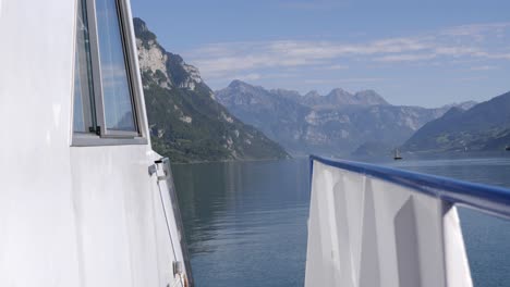 Vista-Fascinante-De-Los-Alpes-Suizos-Desde-El-Tranquilo-Lago-Walensee,-Punto-De-Vista-Desde-La-Proa-Del-Barco,-Weesen,-Suiza