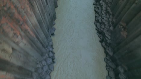Luftaufnahme:-Draufsicht-Auf-Die-Schlucht-Des-Flusses-Studlagil-Mit-Basaltsäulen-Im-Nordosten-Islands