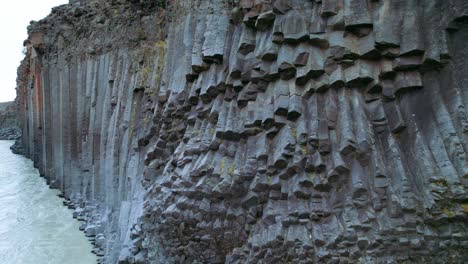Luftbild:-Kranaufnahme,-Nahaufnahme-Von-Details-Der-Schlucht-Des-Flusses-Studlagil-Mit-Basaltsäulen-Im-Nordosten-Islands