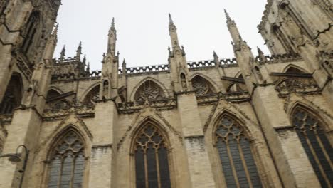 Toma-Panorámica-Lenta-De-La-Hermosa-Arquitectura-De-La-Catedral-De-York,-Inglaterra