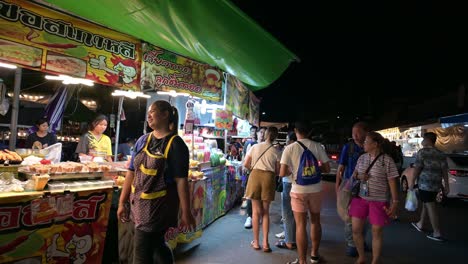 Una-Tienda-En-El-Mercado-De-Fin-De-Semana-Chatuchak-En-Bangkok,-Tailandia,-Que-Vende-Frutas,-Snacks-Y-Bebidas,-Y-Todo-Tipo-De-Comida-Y-Snacks-Tailandeses.