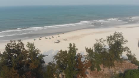 Enthüllen-Sie-Eine-Aufnahme-Des-Strandes-Von-Trung-Thanh-In-Vietnam-Mit-Fischereifahrzeugen,-Aus-Der-Luft