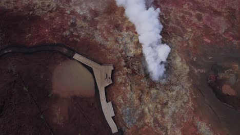 Person-Beobachtet-Den-Herrlichen-Dampfaustritt,-Der-Durch-Einen-Krater-Im-Roten-Lavafeld-In-Island-Aufsteigt