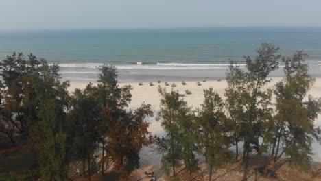 Lokaler-Trung-Thanh-Strand-In-Vietnam-Mit-Fischereifahrzeugen-Und-Bäumen,-Luftaufnahmen