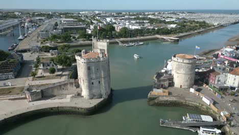 La-Rochelle-port-with-Chain-and-Saint-Nicolas-towers,-France