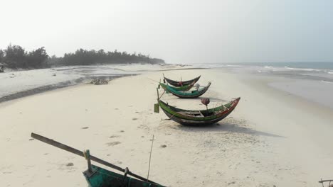 Enthüllen-Sie-Eine-Aufnahme-Lokaler-Fischerboote-Am-Ufer-Des-Strandes-Trung-Thanh-In-Vietnam,-Aus-Der-Luft