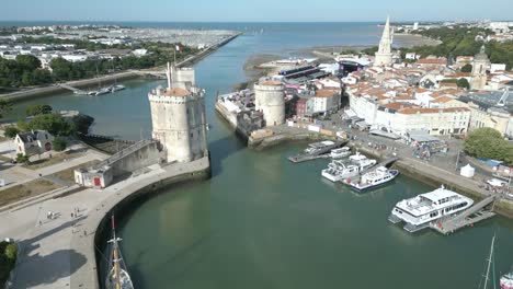 Puerto-De-La-Rochelle-Con-Cadena-Y-Torres-De-San-Nicolás,-Francia