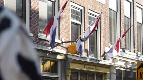 Niederländische-Flaggen-Auf-Dem-Schaufenster-Des-Gouda-Käseladens-In-Den-Niederlanden