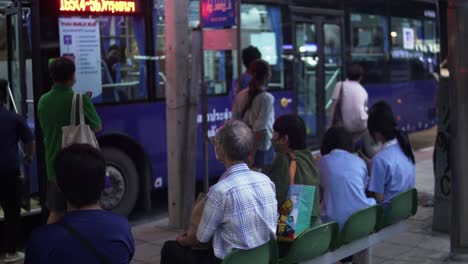 Un-Grupo-De-Lugareños-Espera-Pacientemente-En-Una-Parada-De-Autobús-En-Bangkok-El-Transporte-Público.