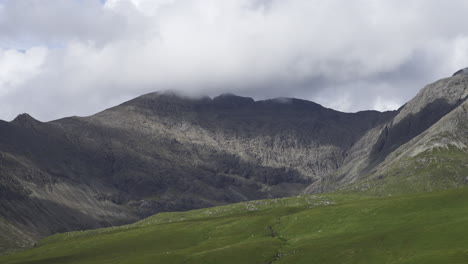 Zeitrafferwolken-über-Dem-Berg-Auf-Der-Insel-Skye-4k