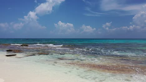 Felicidad-Caribeña:-Olas-Azules-Rompiendo-En-Una-Playa-Tropical
