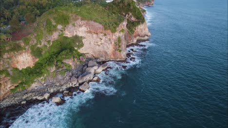 Wellen-Krachen-Auf-Die-Klippen-Der-Insel-Yogyakarta-An-Der-Küste-Des-Balinesischen-Ozeans,-Luftaufnahmen