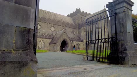Eine-4K-Standortaufnahme-Der-St.-Canice&#39;s-Cathedral,-Kilkenny,-Irland