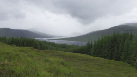 Vista-Lejana-Del-Lago-Arklet-En-Un-Día-Lluvioso-En-Escocia-4k