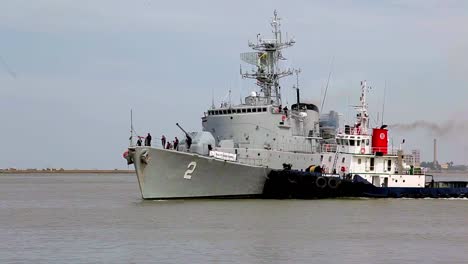 Lotsenboot-Eskortiert-Eine-Fregatte-Der-Marine-In-Den-Hafen-Von-Santos-In-Brasilien