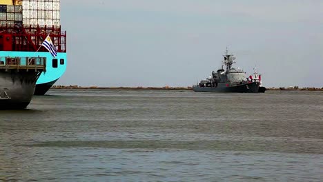 Die-Fregatte-Der-Marine-Macht-Sich-Langsam-Auf-Den-Weg-In-Den-Hafen-Von-Santos-In-Brasilien