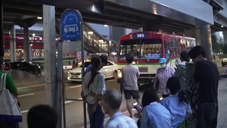 Un-Grupo-De-Personas-Espera-Pacientemente-En-Una-Parada-De-Autobús-En-Bangkok-El-Transporte-Público.