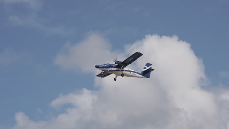 Ein-Schottisches-Flugzeug-Fliegt-über-Den-Strand-Von-Traigh-Mhor-Auf-Der-Insel-Barra-4k