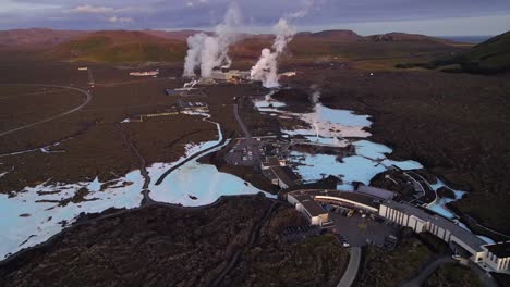 Luftpanorama-Des-Geothermischen-Gebiets-Der-Blauen-Lagune-Bei-Sonnenuntergang-Auf-Der-Halbinsel-Reykjanes,-Island