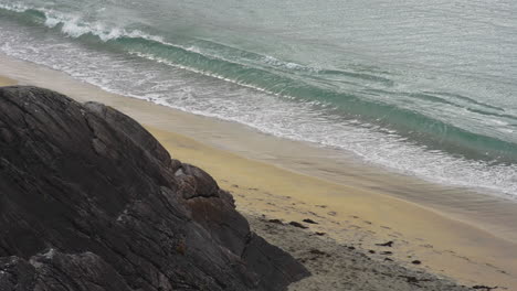 Wellen-In-Zeitlupe-Krachen-Am-Strand-Auf-Der-Insel-Harris-In-Schottland-4k