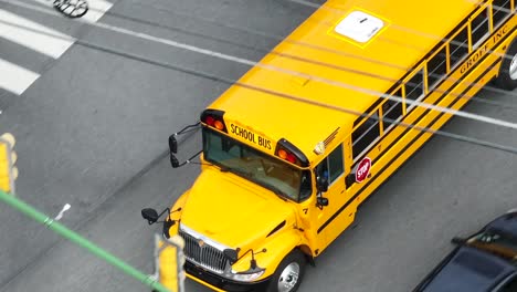 Un-Autobús-Escolar-Amarillo-Navega-Por-Una-Calle-De-La-Ciudad
