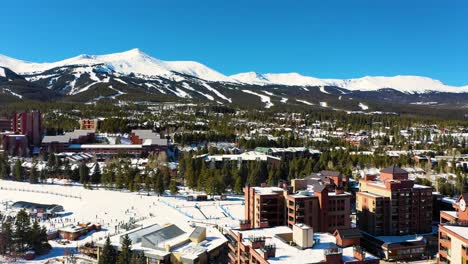 Hoteles-Y-Apartamentos-En-Una-Ciudad-De-Montaña-Invernal-Cubierta-De-Nieve-Con-Gente-Esquiando-Para-Vacaciones