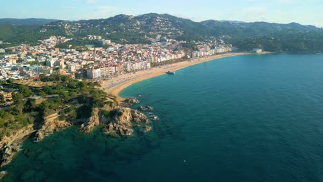 Vollständiger-Panoramablick-Mit-Drohne-Auf-Den-Strand-Von-Lloret-De-Mar-An-Der-Costa-Brava-In-Girona,-Spanien,-Europäischer-Tourismus