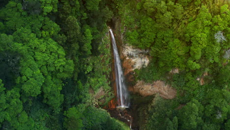 Filmische-Luftdrohnenaufnahme-Des-Natürlichen-Wasserfalls-Ribeira-Quente-In-Sao-Miguel-Auf-Den-Azoren-–-Portugal
